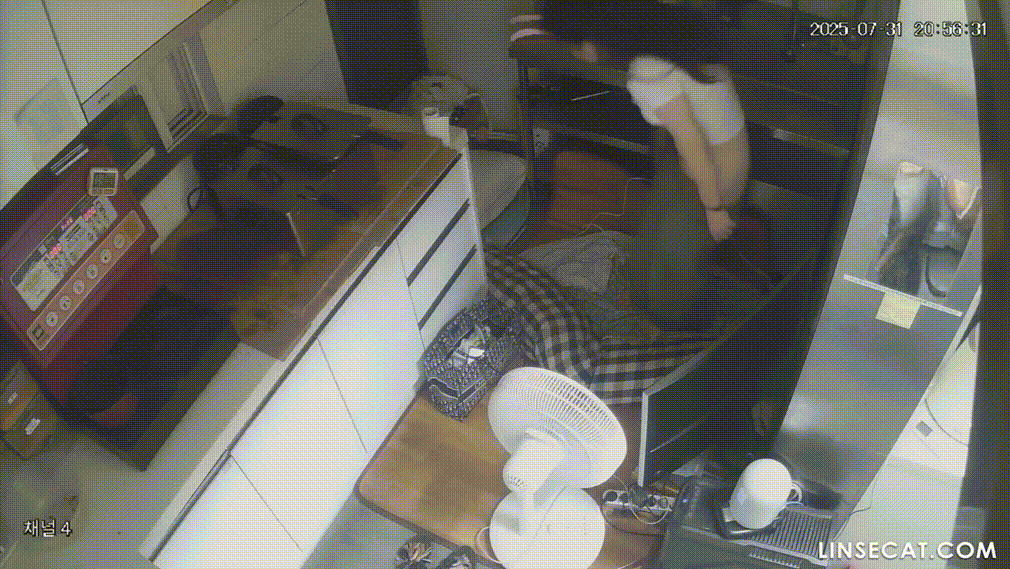 IP신작 ✨ 커피숖 가슴큰 여사장 : 싱크대에서 오줌누고~머리 감고~ 미리보기 10