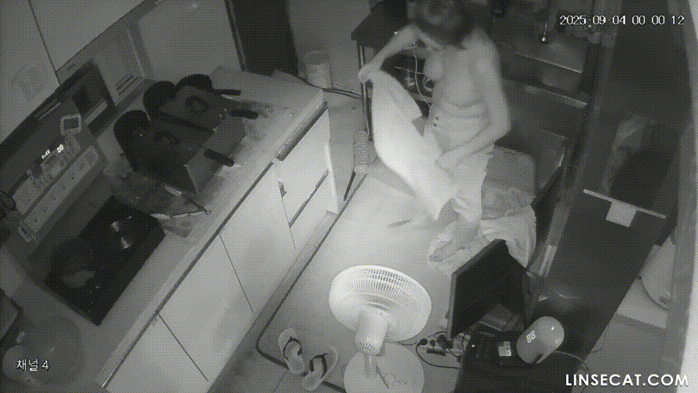 IP신작 ✨ 커피숖 가슴큰 여사장 : 싱크대에서 오줌누고~머리 감고~ 미리보기 14