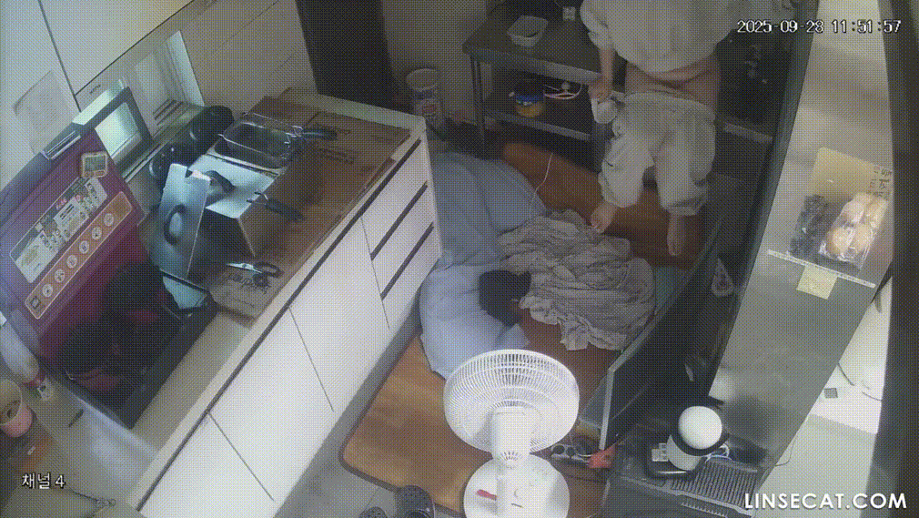 IP신작 ✨ 커피숖 가슴큰 여사장 : 싱크대에서 오줌누고~머리 감고~ 미리보기 16