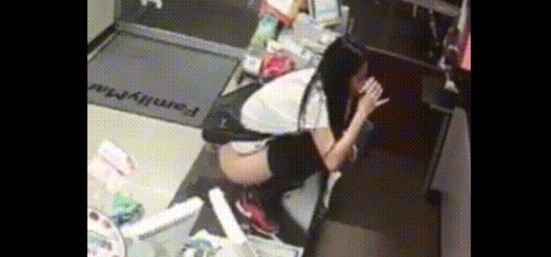 패밀리마트 : 화장실 키 안준다고 카운터에 오줌싸는 민폐녀