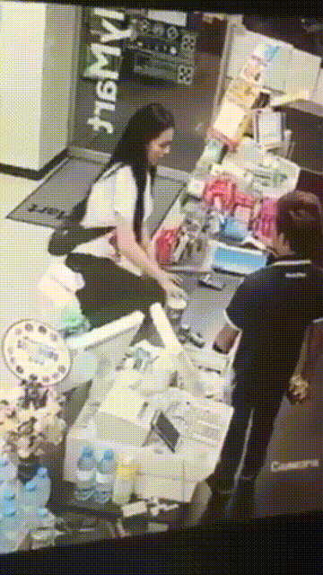 패밀리마트 : 화장실 키 안준다고 카운터에 오줌싸는 민폐녀 미리보기 2