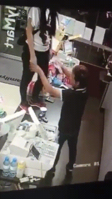 패밀리마트 : 화장실 키 안준다고 카운터에 오줌싸는 민폐녀 미리보기 3