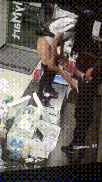 패밀리마트 : 화장실 키 안준다고 카운터에 오줌싸는 민폐녀 미리보기 4