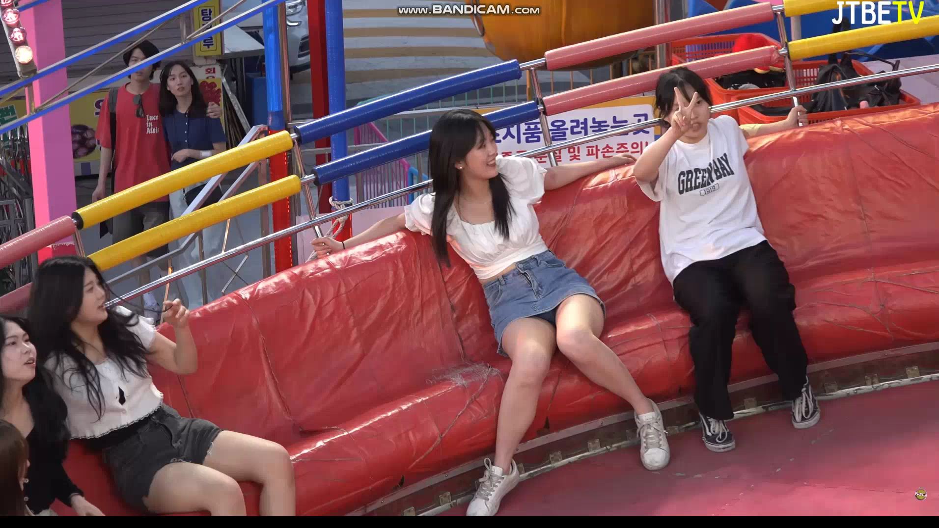 속바지 보여주는 청치마녀, 와꾸반반 흰원피스년