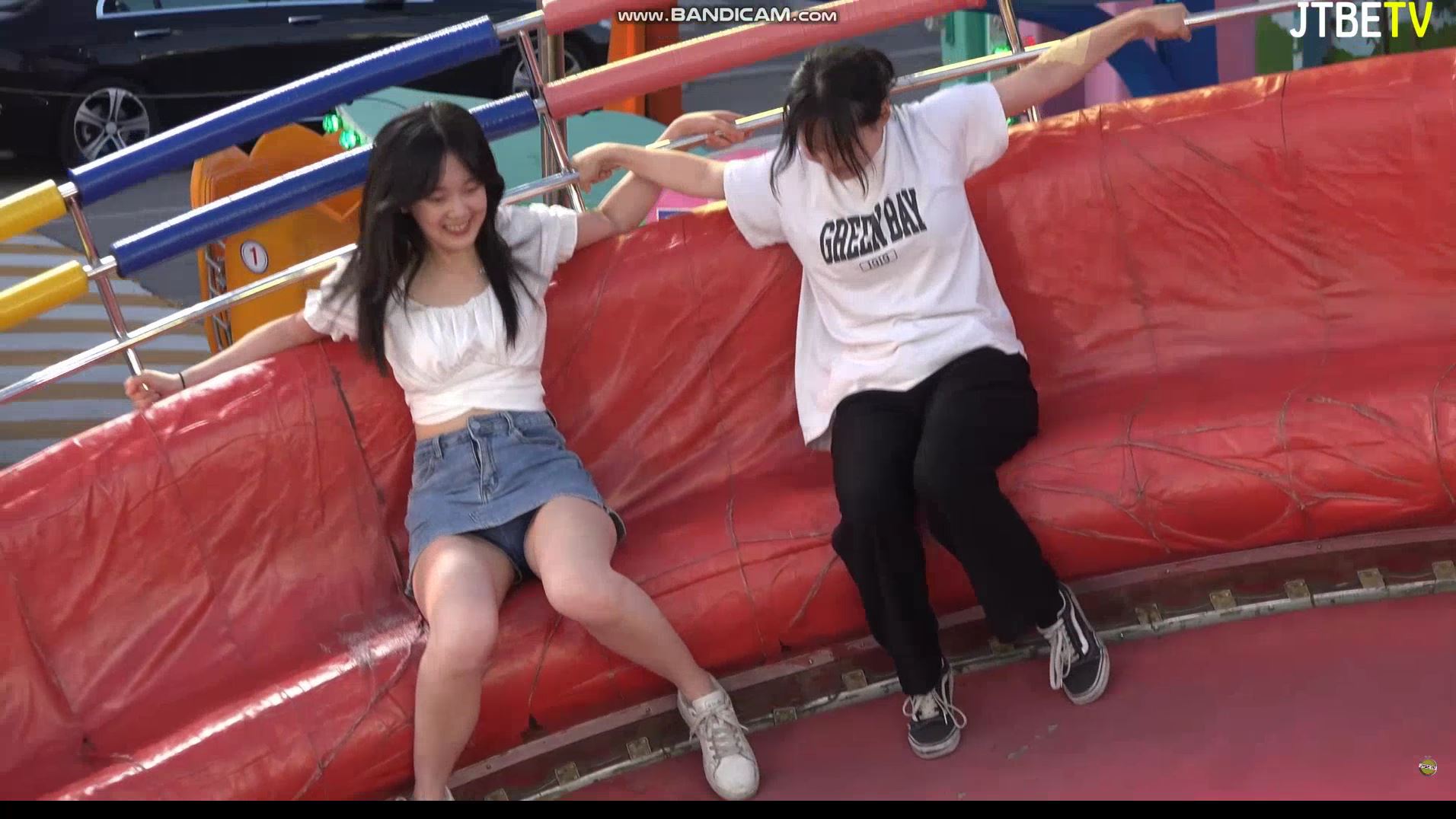 속바지 보여주는 청치마녀, 와꾸반반 흰원피스년 미리보기 2