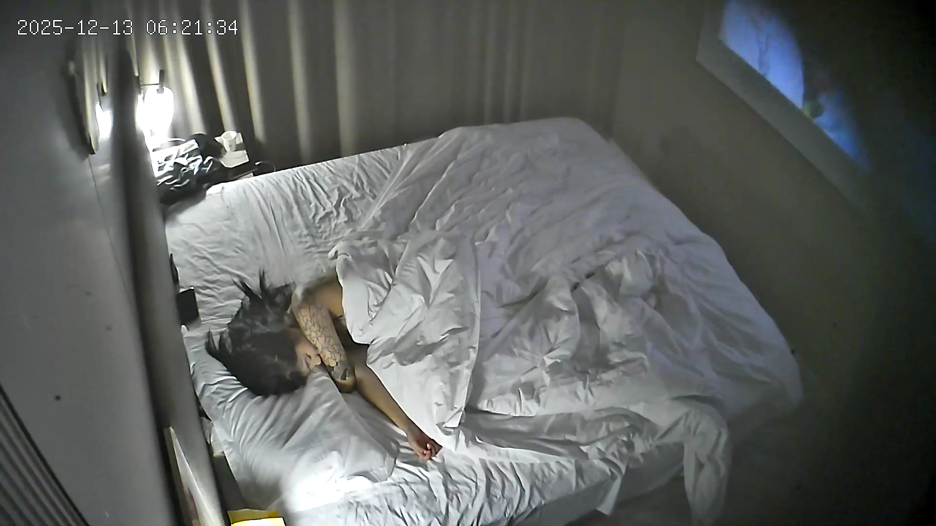 12월14일 교복을 입은 여학생 문신자랑 나체로 뛰어다님 미리보기 2