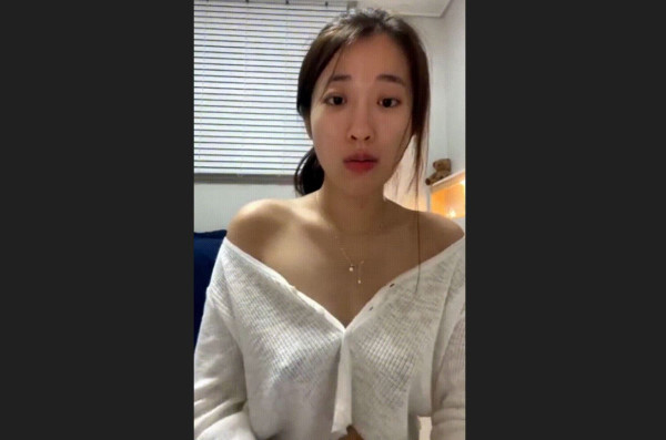 인스타 라방녀 : 실수로 꼭지노출 2V