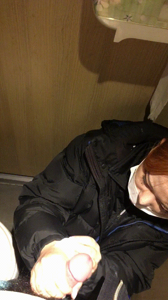 화장실 대딸간단 : 정액 튈까봐 몸사리는 패딩녀 미리보기 4