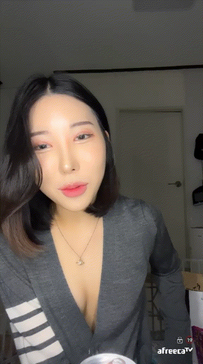 톰브라운 가디건녀_아프리카 강종 [가슴골/개똥 닦다가 가슴노출] 미리보기 2