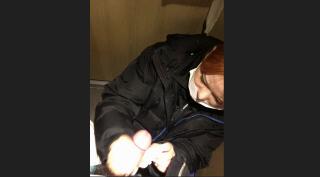 화장실 대딸간단 : 정액 튈까봐 몸사리는 패딩녀