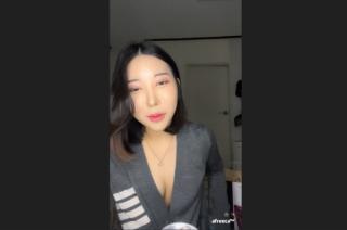 톰브라운 가디건녀_아프리카 강종 [가슴골/개똥 닦다가 가슴노출]