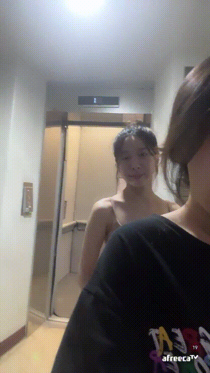 노브라 먹방_야외까지 나가는 거유녀와 친구 1/2/3 미리보기 7