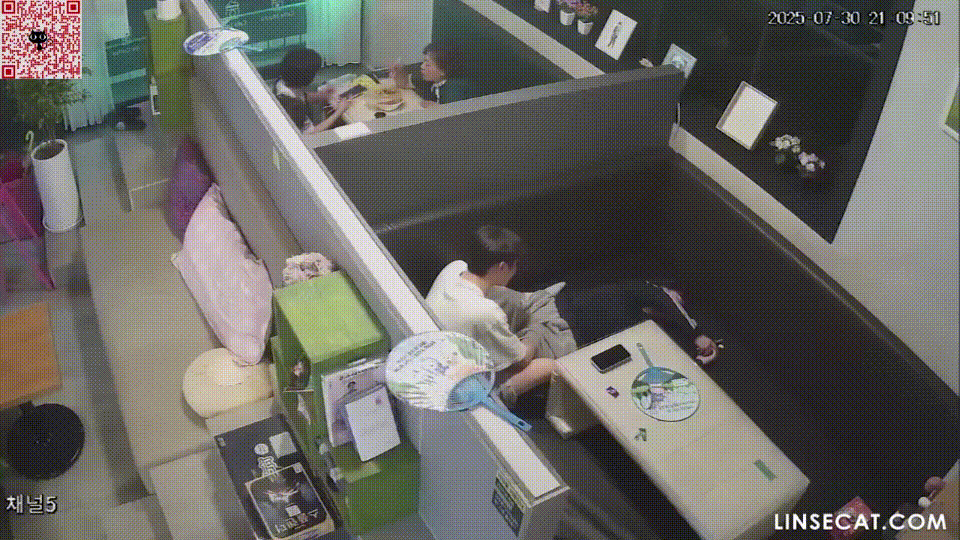 iP신작 ✨ 보드까페 25년작_바지속으로 보지만지는 커플 미리보기 3