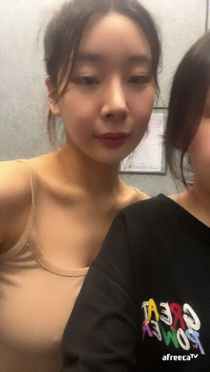 노브라 먹방_야외까지 나가는 거유녀와 친구 1/2/3 미리보기 6