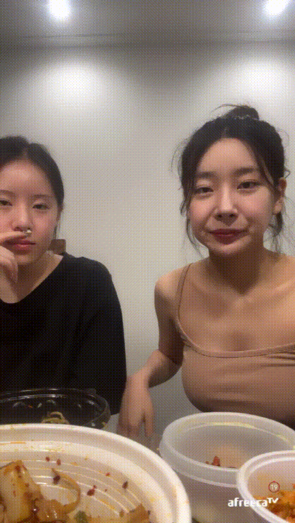 노브라 먹방_야외까지 나가는 거유녀와 친구 1/2/3 미리보기 2
