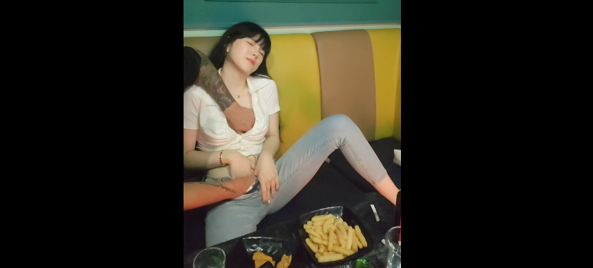 회장초대_노래방에서 팬티속 시오후키