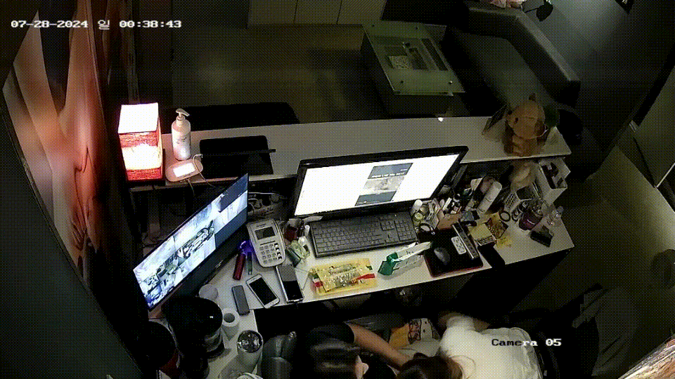 IP 마사지업소 실장_아가씨와 손님 없을때 카운터에서 급섹 미리보기 2
