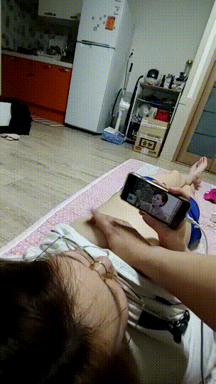 [직촬] 휴대폰보는 와이프❤️가슴만지기 미리보기 2