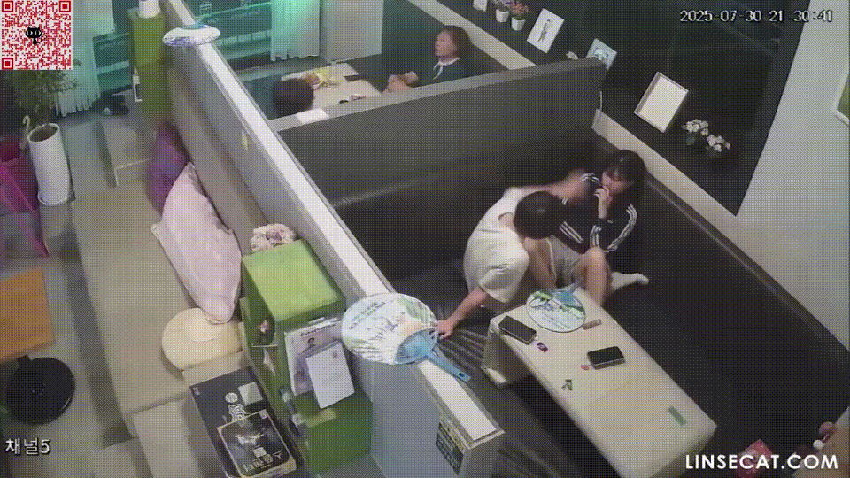 iP신작 ✨ 보드까페 25년작_바지속으로 보지만지는 커플 미리보기 2