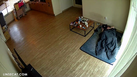 신작IP_거실에서 생활하는 여자