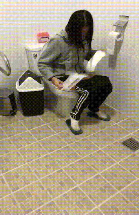 여동생을 몰래 촬영하는 언니