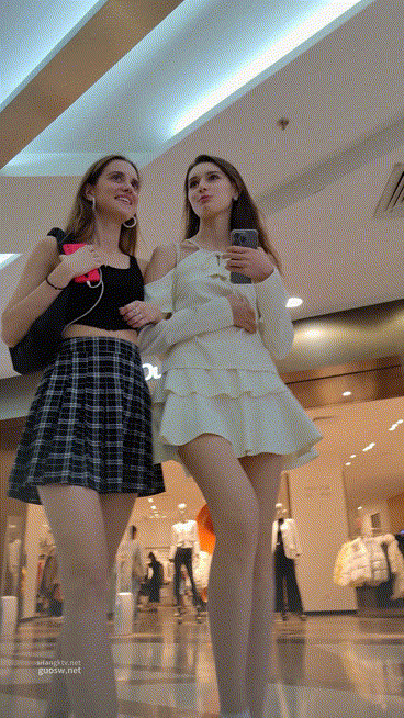 한국 여행중인 서양녀 2명 업스