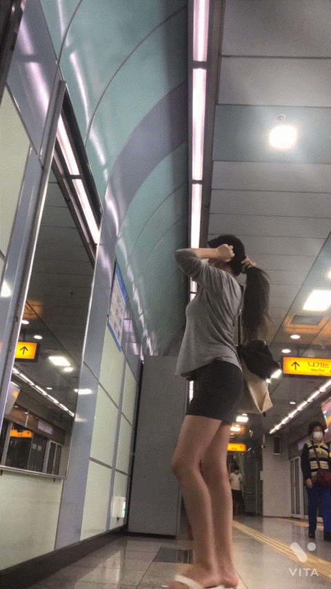 지하철 머리 묶는녀 업스