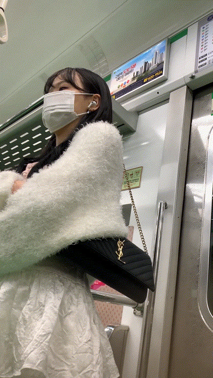 지하철 귀엽게 생긴 짧치 맨다리녀