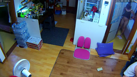 IP_벗고 돌아 다니는 엄마 [거실/방] 보지에 약바르기