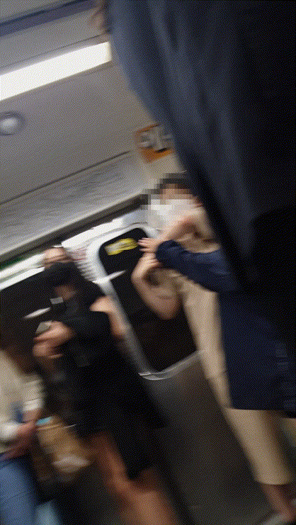 지하철 땡땡이 치마 외국인