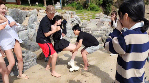 민박_승여니 바다에 던지고 가슴노출