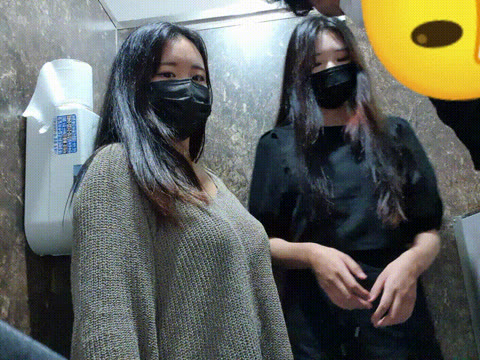 아미티 9만 : 화장실 2명가슴 만지면서 대딸_원본화질 [무광고.풀버젼.소리有] 1.38기가